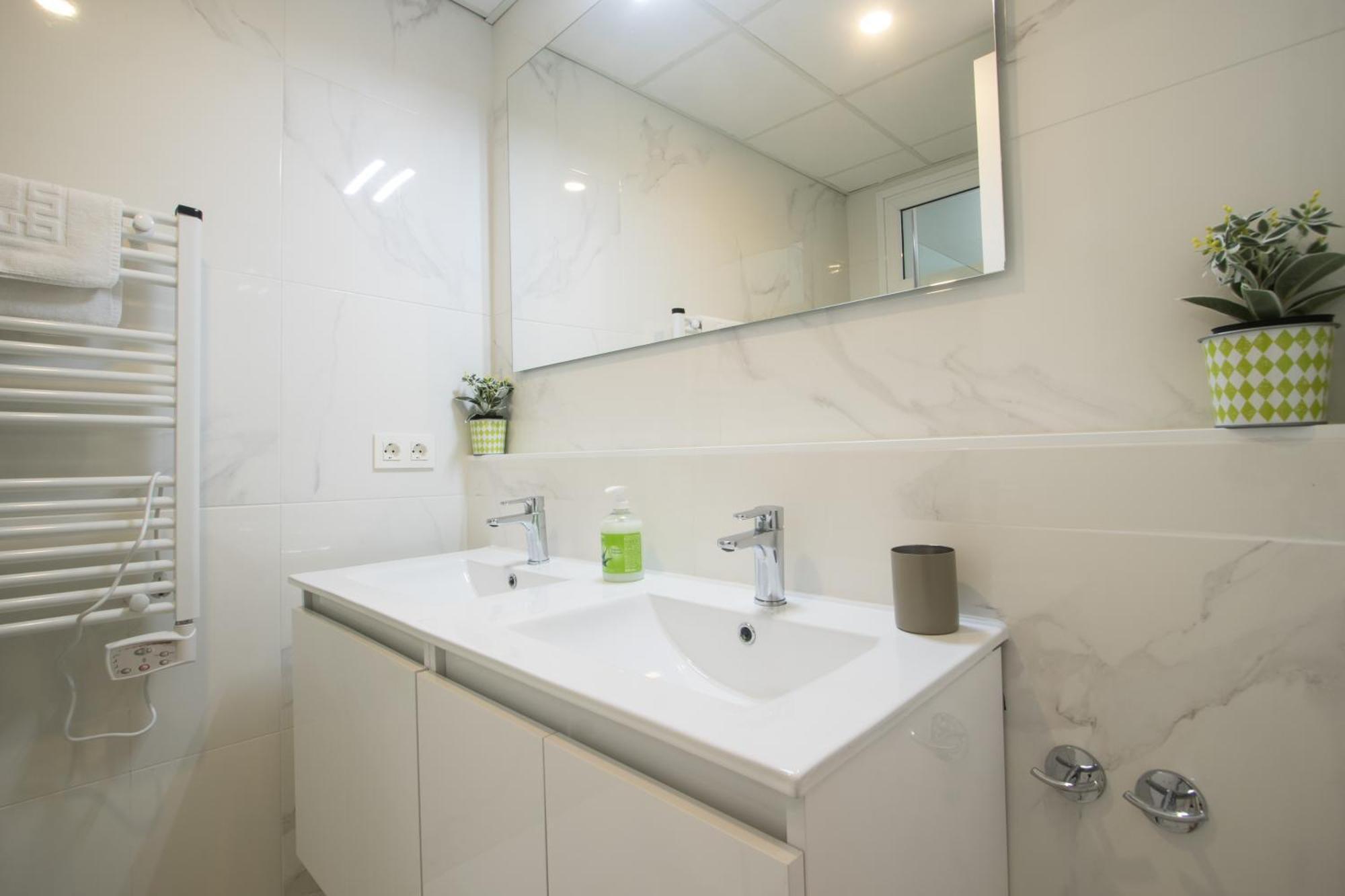 4 Bedroom/3 Baths W/ Ac In Near Beach! Alicante Exterior foto